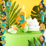 Lumanari Tort Dinozauri Cifre 0-9 Colectia completa de lumanari pentru tort in forma de cifre de la 0 la 9 decorate cu diverse specii de dinozauri si culori vibrante asezate in jurul unui tort verde.