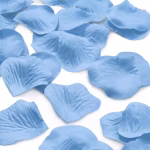 Confetti Petale De Trandafir Albastre 100 Buc Detaliu de aproape cu petale de trandafir albastre artificiale imprastiate pe un fundal alb punand in evidenta textura fina si nervurile realiste ale materialului