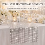 Masa de deserturi eleganta decorata cu o traversa cu paiete argintii lumanari si globuri disco in miniatura.