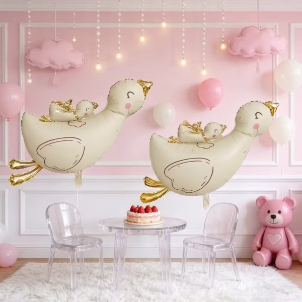 Decor festiv de petrecere cu doua baloane din folie in forma de gasca zburand cu pui in spate deasupra unei mese cu tort in camera roz
