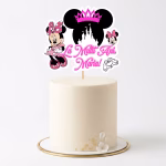 Topper Tort Personalizat Minnie Mouse cu Nume Tort alb fin decorat cu un topper personalizat Minnie Mouse care afiseaza textul La Multi Ani Maria cu litere roz
