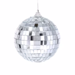 Un singur glob disco argintiu suspendat, acoperit integral cu mici bucati patrate de oglinda care reflecta lumina alba.