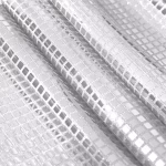 Prim plan cu textura traversei de masa aratand paietele argintii patrate fixate pe materialul textil.