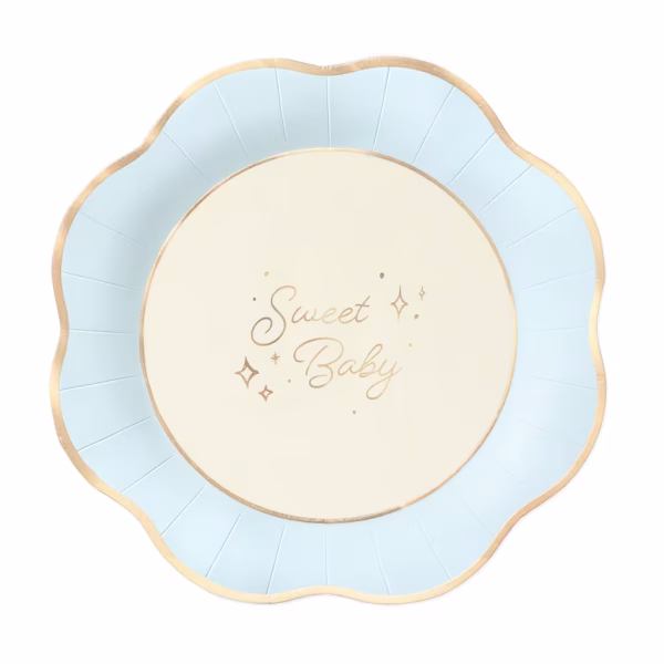 Set 6 Farfurii Sweet Baby Albastru Deschis 21.5 cm Farfurie din carton cu margini ondulate albastru deschis, centru crem și inscripția caligrafică aurie Sweet Baby, decorată cu steluțe.