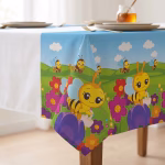 Fata De Masa Tematica Albinute 108x180 cm Detaliu cu fata de masa din plastic ilustrand albinute simpatice zburand printre flori colorate mov si rosii sub un cer senin de primavara