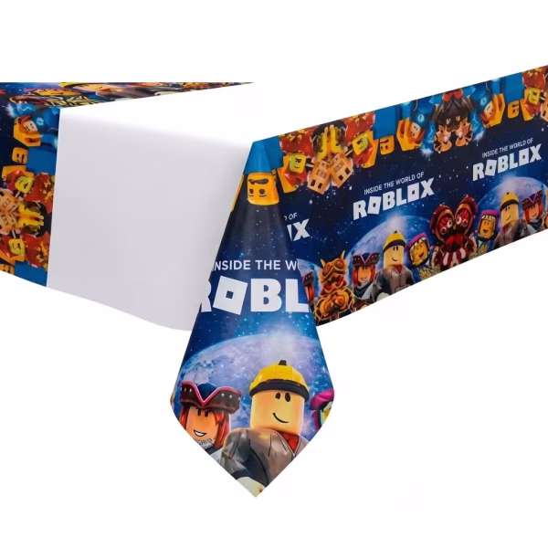 Fata de masa din plastic cu imprimeu tematic Roblox avand centrul alb si bordura albastra spatiala cu diverse personaje si avataruri din joc