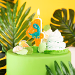 Lumanare de tort in forma cifrei 4 portocalie cu buline galbene si un dinozaur Brachiosaurus verde.