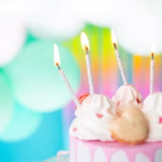 Lumanari Magice Tort Albe Cu Sclipici 12 Buc Lumanari magice albe cu sclipici colorat aprinse pe un tort aniversar cu decor roz pastelat si bezele