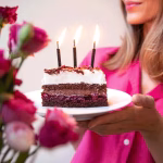 Lumanari Magice Tort Negre Cu Sclipici 12 Buc Lumanari magice negre cu sclipici colorat aprinse pe un tort aniversar de ciocolata decorat festiv