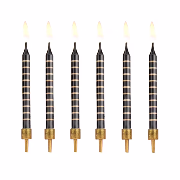 Lumanari Negre Cu Dungi Aurii Set 12 Bucati Sase lumanari negre aprinse decorate cu dungi orizontale aurii si fixate in suporturi elegante asortate