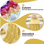 Prim plan cu materialul textil acoperit dens cu paiete rotunde aurii alaturi de tacamuri elegante si trandafiri roz.