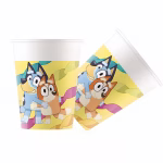 Pahar din carton cu imprimeu tematic Bluey si Bingo imbratisandu se pe un fundal galben cu elemente de petrecere