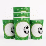 Set de pahare din carton cu design sportiv ilustrand o minge de fotbal in plasa portii incadrata de stele albe si mesajul GOAL pe un fundal verde dungat asemanator gazonului