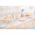 O masa festiva decorata impecabil pentru prima aniversare a unui baietel (My 1st Birthday), incluzand paharele cu romburi, ghirlande, baloane si ursuleti.