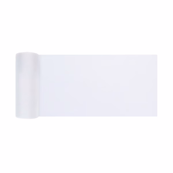 Rola Tul Alb Simplu 15cm x 9m Rola de tul alb simplu desfacuta partial pentru a arata puritatea si transparenta pe un fundal alb