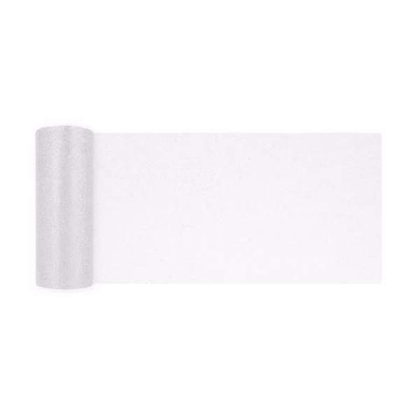 Rola Tul Argintiu Cu Sclipici 15cm x 9m Rola de tul argintiu cu sclipici desfacuta partial pentru a arata textura stralucitoare pe un fundal alb.