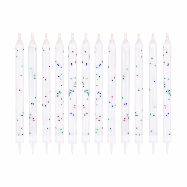 Set de 12 lumânări magice pentru tort, de culoare albă și presărate cu sclipici multicolor, concepute cu un fitil special care se reaprinde singur după suflare, însoțite de suporturi din plastic