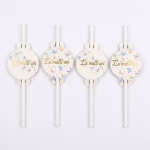 Set 12 Paie La Multi Ani Tematica Fluturi Set de paie albe din hartie decorate cu un medalion rotund care contine textul La Multi Ani auriu si fluturi in culori pastelate