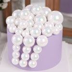 Tort lila decorat cu o cascada voluminoasa de sfere albe cu efect irizant tip bubble soap de diferite dimensiuni