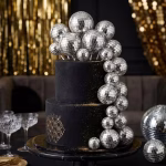 Tort etajat negru decorat cu o cascada spectaculoasa de sfere argintii cu efect de glob disco de diferite dimensiuni alaturi de sclipici auriu