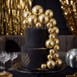 Tort etajat negru decorat cu o cascada spectaculoasa de sfere aurii cu efect de glob disco de diferite dimensiuni alaturi de sclipici auriu