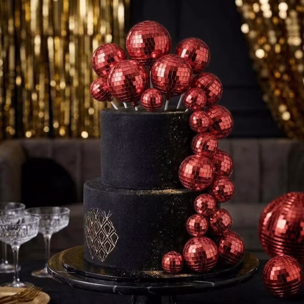 Tort etajat negru decorat cu o cascada spectaculoasa de sfere rosii cu efect de glob disco de diferite dimensiuni alaturi de sclipici auriu