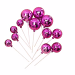 Tort etajat negru decorat cu o cascada spectaculoasa de sfere roz fucsia cu efect de glob disco de diferite dimensiuni alaturi de sclipici auriu