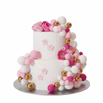 Tort etajat alb decorat cu o cascada eleganta formata din sfere lucioase de polistiren in culorile auriu alb si roz de diferite dimensiuni alaturi de aranjamente florale roz