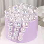 Tort lila decorat cu o cascada voluminoasa de sfere transparente cu efect irizant tip bubble soap de diferite dimensiuni