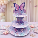 Suport etajat din carton pentru prajituri cu trei niveluri decorat in nuante pastelate de mov si ilustratii florale, avand o figurina mare sub forma de fluture in varf