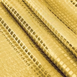 Fotografie macro a materialului textil evidentiind detaliile si calitatea paietelor aurii aplicate uniform.