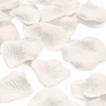 Vedere de aproape cu zeci de petale de trandafir crem din material textil cu o textura realista si nervuri delicate.