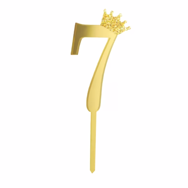 Topper pentru tort reprezentând cifra 7, realizat din acril auriu lucios, decorat în partea de sus cu o coroniță tridimensională din glitter auriu.