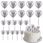 Set de 20 de inimi argintii 3D din polistiren pe tije metalice si un tort alb cu textura fina decorat elegant cu aceste ornamente in forma de inima