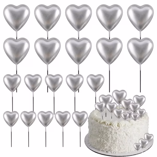 Set de 20 de inimi argintii 3D din polistiren pe tije metalice si un tort alb cu textura fina decorat elegant cu aceste ornamente in forma de inima