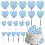 Set de 20 de inimi bleu pal 3D din polistiren pe tije metalice si un tort alb cu textura fina decorat delicat cu aceste ornamente in forma de inima