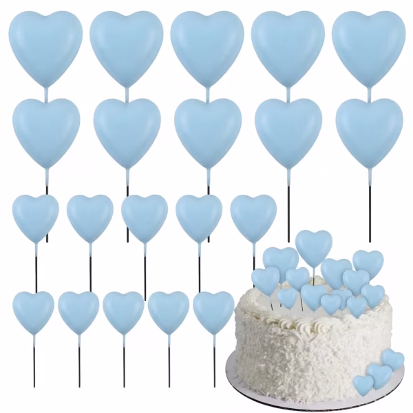 Set de 20 de inimi bleu pal 3D din polistiren pe tije metalice si un tort alb cu textura fina decorat delicat cu aceste ornamente in forma de inima