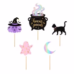 Set de 5 toppere pentru tort din carton incluzand o vrajitoare cu par mov, un cazan negru cu textul hocus pocus si abur holografic, o pisica neagra, o fantoma roz cu stele si o semiluna holografica