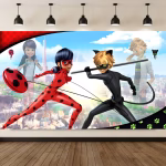 Mockup cu un background textil pentru panou foto ilustrand personajele Miraculous Buburuza si Motanul Noir in actiune cu orasul Paris pe fundal alaturi de Marinette si Adrien.