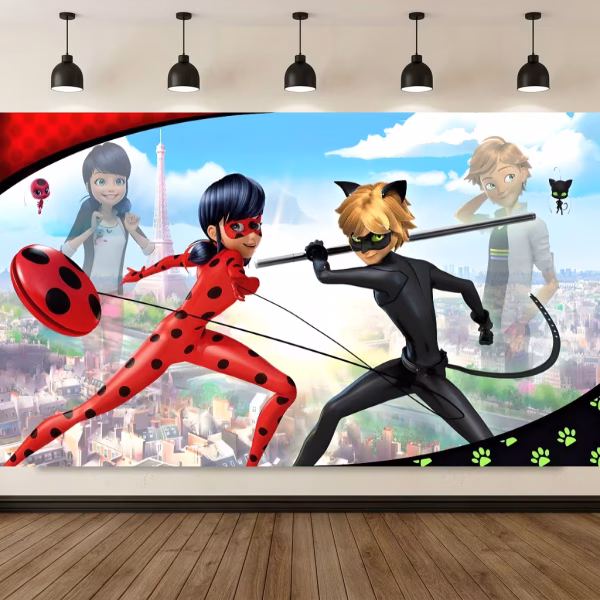 Mockup cu un background textil pentru panou foto ilustrand personajele Miraculous Buburuza si Motanul Noir in actiune cu orasul Paris pe fundal alaturi de Marinette si Adrien.