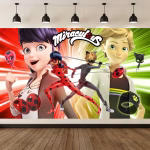 Mockup cu un background textil pentru panou foto ilustrand personajele Miraculous Buburuza si Motanul Noir atat in forma de supereroi cat si in identitatile civile Marinette si Adrien pe un fundal dinamic rosu si verde.
