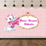 Mockup cu un background textil personalizat pentru panou foto ilustrand un fundal roz capitonat cu pisica Marie o rama aurie eleganta si un text personalizabil roz