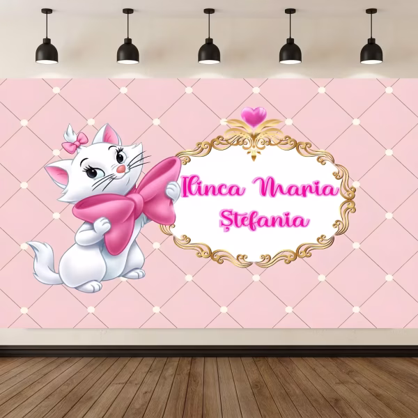 Mockup cu un background textil personalizat pentru panou foto ilustrand un fundal roz capitonat cu pisica Marie o rama aurie eleganta si un text personalizabil roz