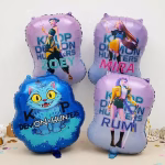 Set de 4 baloane din folie metalizată ilustrând personajele K-Pop Demon Hunters Zoey, Mira și Rumi pe fundaluri mov și un balon în formă de pisică albastră cu ochi mari galbeni