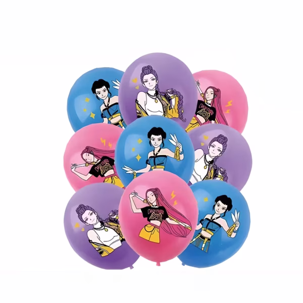 Set de 12 baloane din latex în culorile albastru, mov și roz, imprimate cu ilustrații în stil anime reprezentând personajele feminine din trupa K-Pop Demon Huntrix în ținute de scenă moderne și dinamice