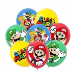 Set de 12 baloane din latex în culorile roșu, verde, galben și albastru, imprimate cu personajele Mario pe baloanele roșii, Luigi pe cele verzi, logo-ul Super Mario pe cele galbene și un grup format din Mario, Luigi, Prințesa Peach și Toad pe cele albastre