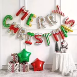 Set de baloane din folie metalizată ce formează textul MERRY CHRISTMAS, fiecare literă având un design festiv unic cu modele de glazură pe roșu, dungi de acadea și buline colorate pe fundal verde sau alb