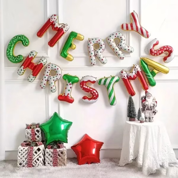 Set de baloane din folie metalizată ce formează textul MERRY CHRISTMAS, fiecare literă având un design festiv unic cu modele de glazură pe roșu, dungi de acadea și buline colorate pe fundal verde sau alb