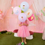 Set de sase baloane din latex in culori pastelate precum albastru deschis fucsia roz pal verde lila si galben unt decorate cu imprimeuri frontale ilustrand zane in zbor si fluturi delicati