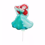 Balon din folie metalizată decupat în formă de figurină reprezentând-o pe prințesa Ariel din Mica Sirenă cu părul roșcat, purtând o rochie elegantă în nuanțe marine de verde și turcoaz, montat pe un băț alb de susținere